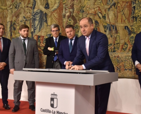 El alcalde de Albacete, Emilio Sáez, durante la firma del acuerdo