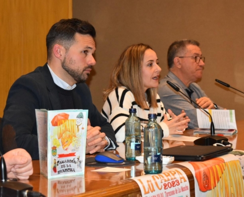 El diptuado provincial de Cultura, Miguel Zamora, junto a la concejala de Cultura de Tarazona y al presidente de la Asociación Carnavalera del mu ...