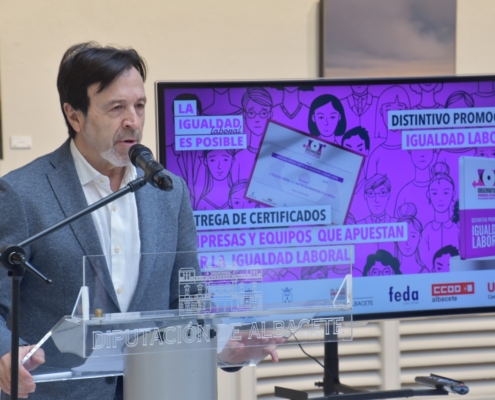 El presidente de FEDA durante su exposición en la entrega de reconocimientos a empresas 2023 por parte del OPI Albacete