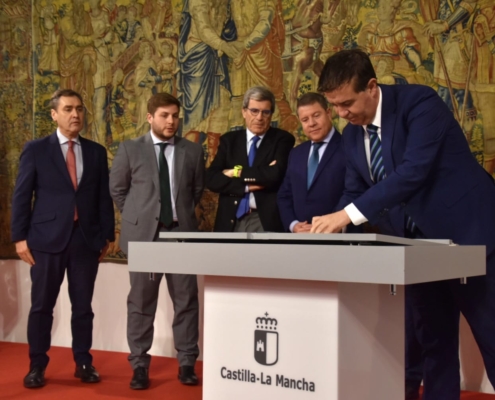 El presidente de la Diputación, Santi Cabañero, durante la firma del acuerdo