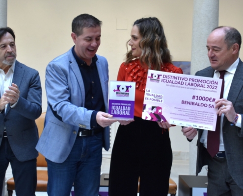 El presidente de la Diputación y el alcalde de Albacete hacen entrega del Distintivo Promoción Igualdad Laboral a la empresa reconocida