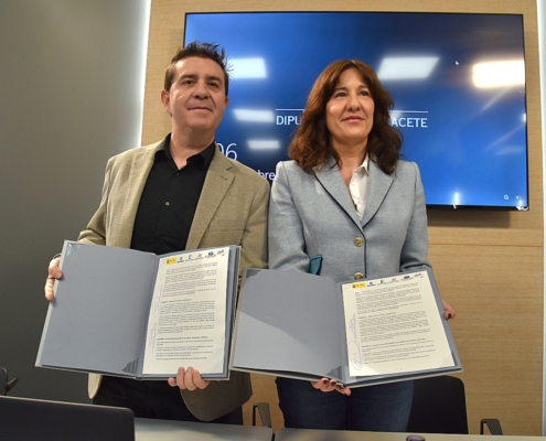 El presidente de la Diputación y la consejera de Igualdad muestran el convenio firmado entre ambas partes para implementar el Plan Corresponsable ...