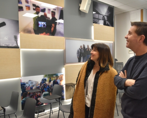 El presidente de la Diputación y la presidenta de la APAB mirando las fotos que componen la decoración de la renovada de Prensa de la institucià...