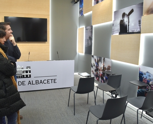 El presidente de la Diputación y la presidenta de la APAB mirando las fotos que componen la decoración de la renovada de Prensa de la institucià...