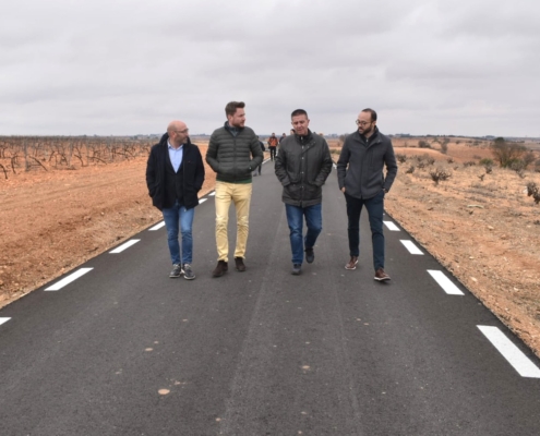 El presidente y el vicepresidente provincial junto al delegado de Agricultura y al alcalde de Cenizate caminan por la vía rural que va de Cenizat ...