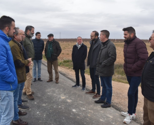 El presidente y el vicepresidente provincial visitan con el delegado de Agricultura el camino rural que une Mahora y Motilleja