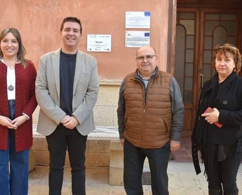 El presidente y la vicepresidenta de la Diputación posan a las puertas del Ayuntamiento de Socovos junto al alcalde y una concejala