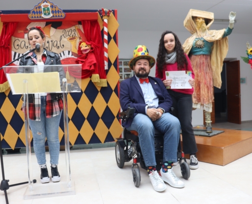 El vicepresidente, Juan Ramón Amores, junto a la ganadora del concurso infantil