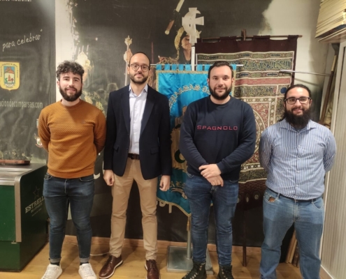 El vicepresidente de la Diputación, Fran Valera, con representantes de la junta directiva de la Agrupación de Comparsas de Moros y Cristianos de ...