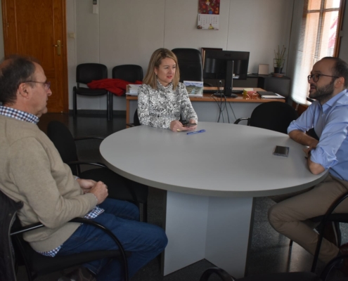 El vicepresidente de la Diputación, Fran Valera, junto a la alcaldesa de Pozo Lorente, Mari Llanos Valero y al concejal Tani Monteagudo