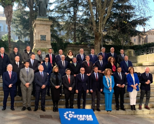 'Foto de familia' de la reunión, en Ourense, de la Comisión de Diputaciones Provinciales, Cabildos y Consejos Insulares de la FEMP