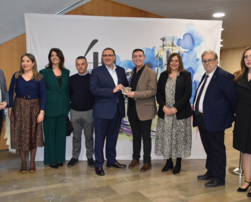 Foto de familia con el presidente provincial haciendo entrega al director técnico de la Orquesta Nacional de la medalla del 40 aniversario de Cul ...