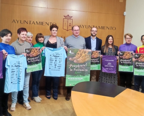 Foto de familia de la presentación de la VII Ruta Pantanera de Almansa a favor de la AECC