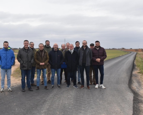 Foto de familia de la visita del presidente y el vicepresidente provincial junto al delegado de Agricultura al camino rural que une Mahora y Motilleja