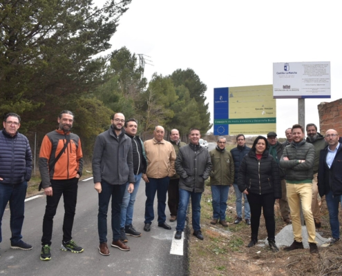 Foto de familia de la visita del presidente y el vicepresidente provincial junto al delegado de Agricultura al camino rural que va de Cenizate a c ...