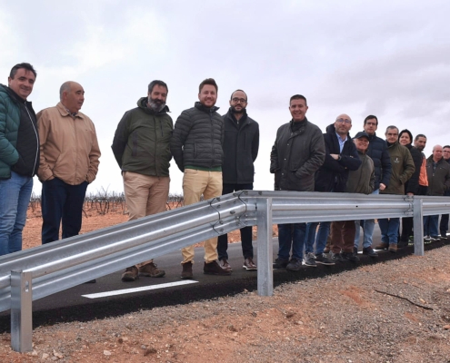 Foto de familia de la visita del presidente y el vicepresidente provincial junto al delegado de Agricultura al camino rural que va de Cenizate a c ...