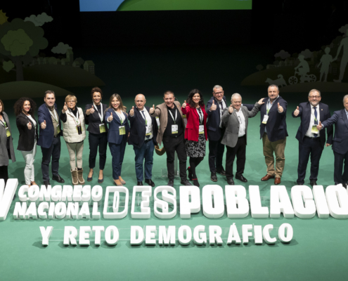 Foto de familia final con algunas autoridades y congresistas sobre la pista del Teatro Circo de Albacete