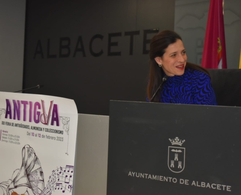 La diputada provincial de Turismo, Raquel Ruiz, durante la presentación de Antigua