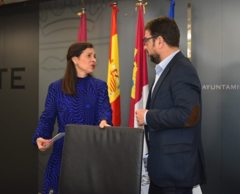 La diputada provincial de Turismo, Raquel Ruiz, junto al concejal del ayuntamiento de Albacete en este área, Modesto Belinchón, tras la presenta ...