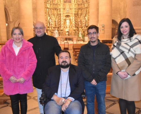 La vicepresidenta provincial junto al presidente y alcalde de La Roda, parte de su equipo en el Ayuntamiento, y el párroco de la Iglesia 'El Salv ...