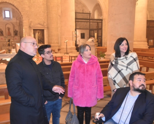 La vicepresidenta provincial junto al presidente y alcalde de La Roda, parte de su equipo en el Ayuntamiento, y el párroco de la Iglesia 'El Salv ...