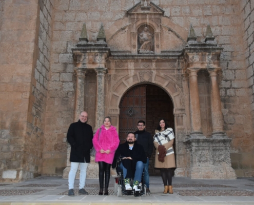 La vicepresidenta provincial junto al presidente y alcalde de La Roda, parte de su equipo en el Ayuntamiento, y el párroco de la Iglesia 'El Salv ...