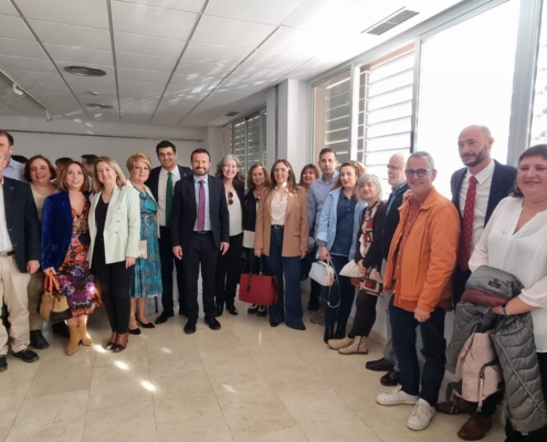 Algunos de las personas reconocidas posan junto al consejero de Desarrollo Sostenible de CLM antes de la gala de entrega de reconocimiento a las M ...