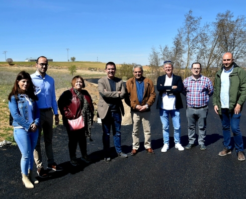 El presidente provincial junto al vicepresidente, el alcalde de El Bonillo y parte de su equipo y personal de Carreteras, posan sobre la recién a ...