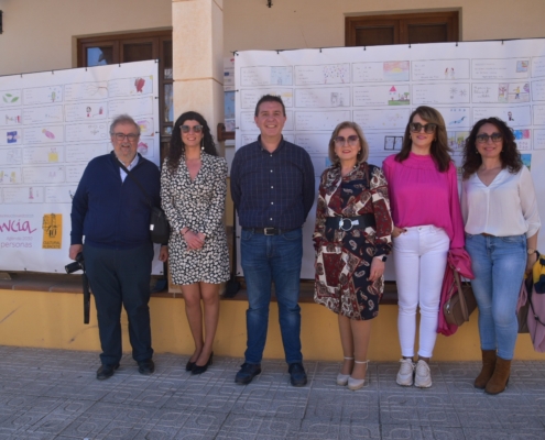 El presidente provincial junto a la alcaldesa de Barrax y parte de su equipo y al gerente de Cultural Albacete posan ante el mural del Festival Ag ...