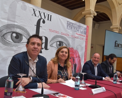 Mesa de autoridades en la presentación de la FAEMCLM