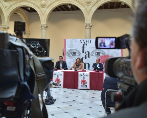 Imagen del presidente provincial junto a la consejera de Cultura y al alcalde e Albacete entre dos cámaras de vídeo que graban la presentación  ...