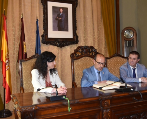 El presidente de las Cortes de CLM firma en el Libro de Honor de la Diputación flanqueado por el presidente provincial y por la vicepresidenta de ...