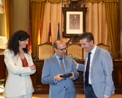 El presidente provincial de Albacete obsequia con una navaja típica de Albacete al presidente de las Cortes de CLM junto a la vicepresidenta de l ...