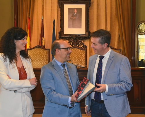 El presidente provincial de Albacete recibe ejemplar conmemorativo 40 aniversario Estatuto de Autonomía de manos del presidente de las Cortes de  ...