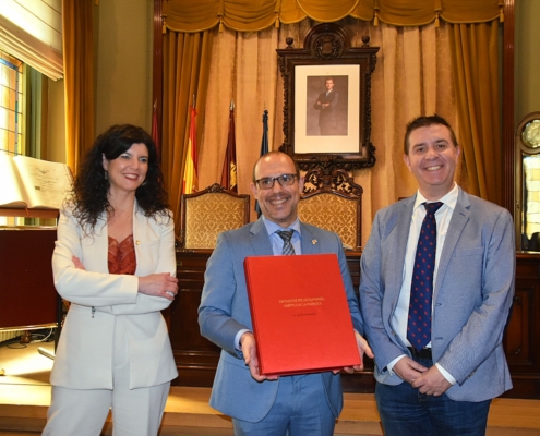 El presidente provincial de Albacete recibe ejemplar conmemorativo 40 aniversario Estatuto de Autonomía de manos del presidente de las Cortes de  ...