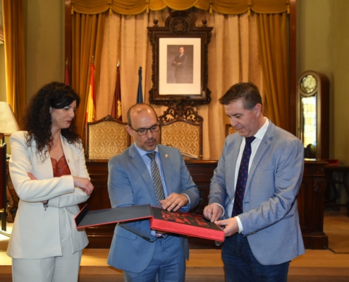 El presidente provincial de Albacete recibe ejemplar conmemorativo 40 aniversario Estatuto de Autonomía de manos del presidente de las Cortes de  ...