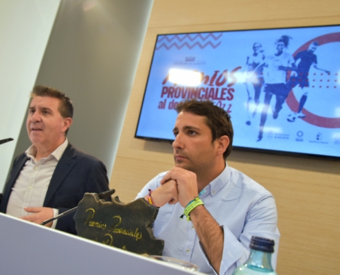 El presidente provincial junto al diputado de Deportes mientras presenta los Premios Provinciales al Deporte 2022 que se entregarán el 30 de marz ...