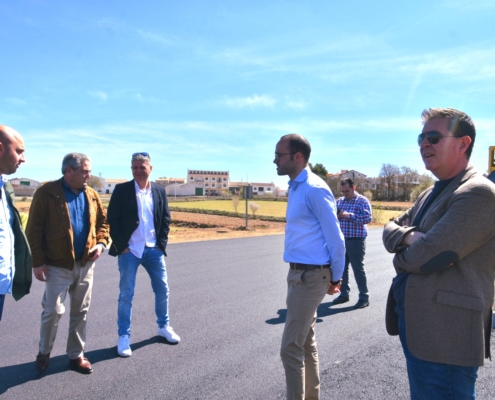 El presidente provincial junto al vicepresidente, el alcalde de El Bonillo y parte de su equipo y personal de Carreteras, observan los trabajos fi ...