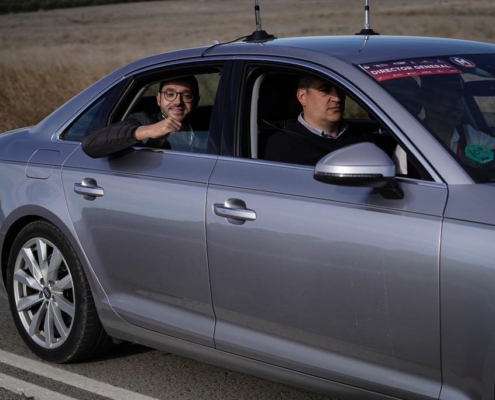 El vicepresidente provincial en uno de los coche de carrera durante el Gran Premio Primavera de Ontur Diputación de Albacete