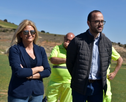 El vicepresidente provincial junto a la alcaldesa de Casas de Lázaro durante la visita a las obras de la carretera AB-5023