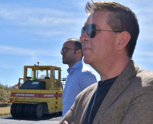 En primer término, el presidente provincial junto al vicepresidente observando trabajos de asfaltado de carretera AB-609 de El Bonillo a Sotuélamos