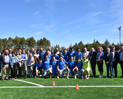 'Foto de familia' en la Entidad Local Menor de Aguas Nuevas durante la apertura del nuevo campo de fútbol