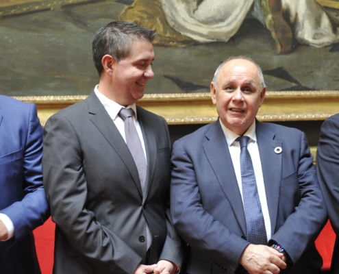 Imagen del presidente de la Diputación de Albacete junto al secretario general de la FEMP en el Senado de España