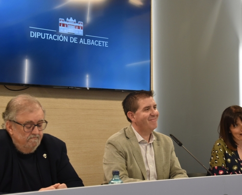 El presidente provincial junto a la presidenta de la APAB y al gerente de Cultural Albacete en la presentación de las Jornadas de Periodismo 2023