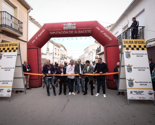 Imagen del vicepresidente provincial en el corte de cinta de salida del Gran Premio Primavera de Ontur Diputación de Albacete