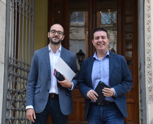 Imagen del presidente y el vicepresidente de la Diputación de Albacete en la puerta del Palacio Provincial