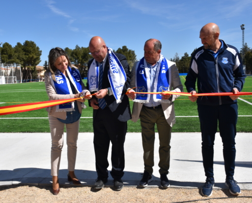 La vicepresidenta de la Diputación junto al alcalde de Albacete y al de la Entidad Local Menor de Aguas Nuevas en la apertura del nuevo campo de  ...