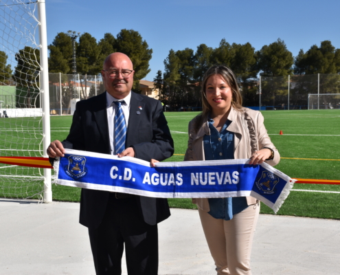 La vicepresidenta de la Diputación junto al alcalde de la Entidad Local Menor de Aguas Nuevas en la inauguración del nuevo campo de fútbol