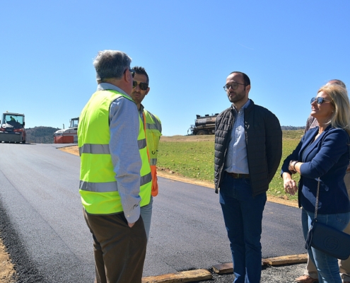 Plano americano del vicepresidente provincial visitando las obras en marcha en la AB-5023 de Casas de Lázaro