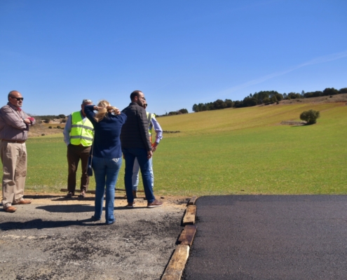 Plano general del vicepresidente provincial visitando las obras en marcha en la AB-5023 de Casas de Lázaro